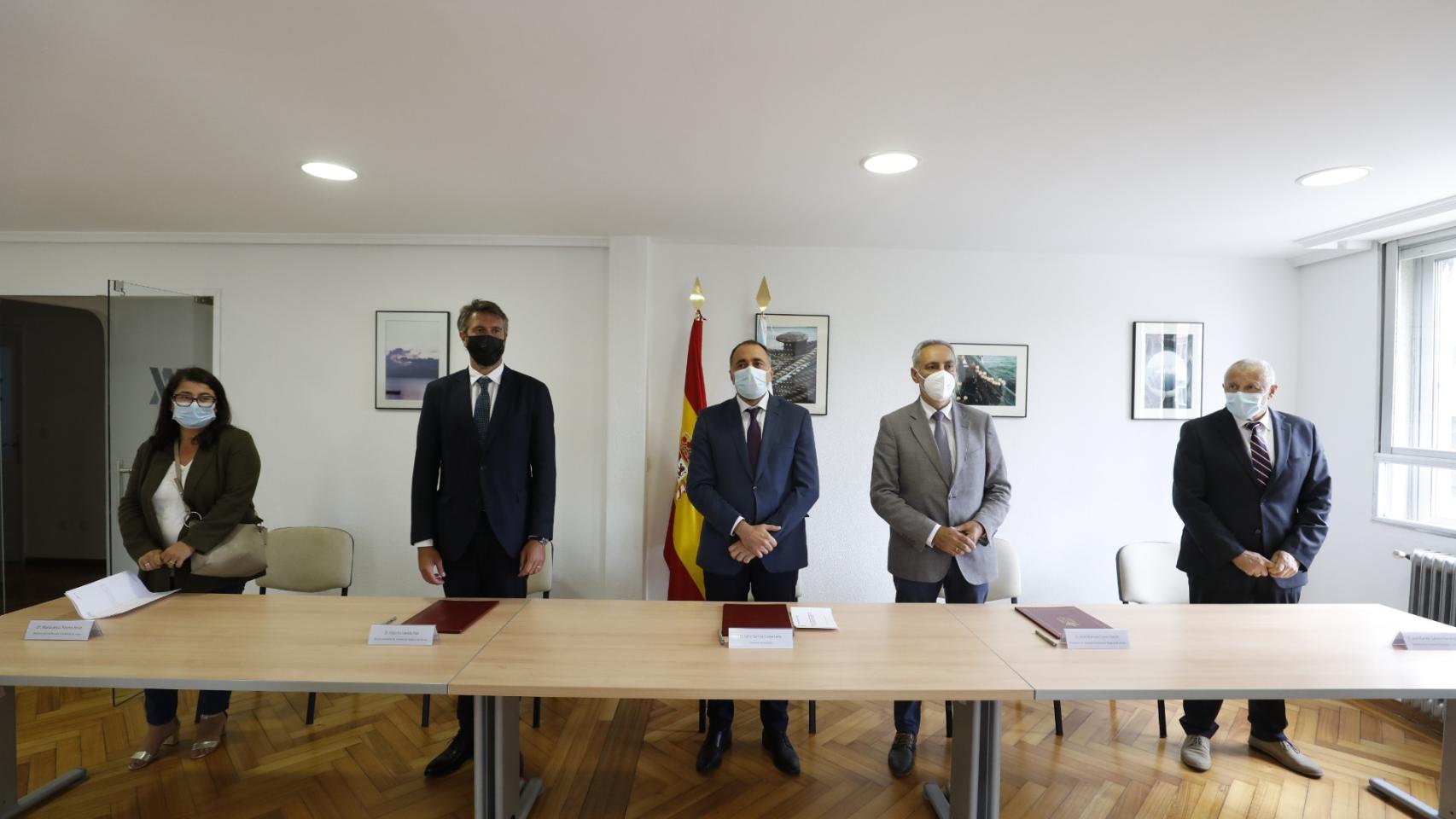 El Conselleiro de Sanidade y demás autoridades durante la firma del convenio