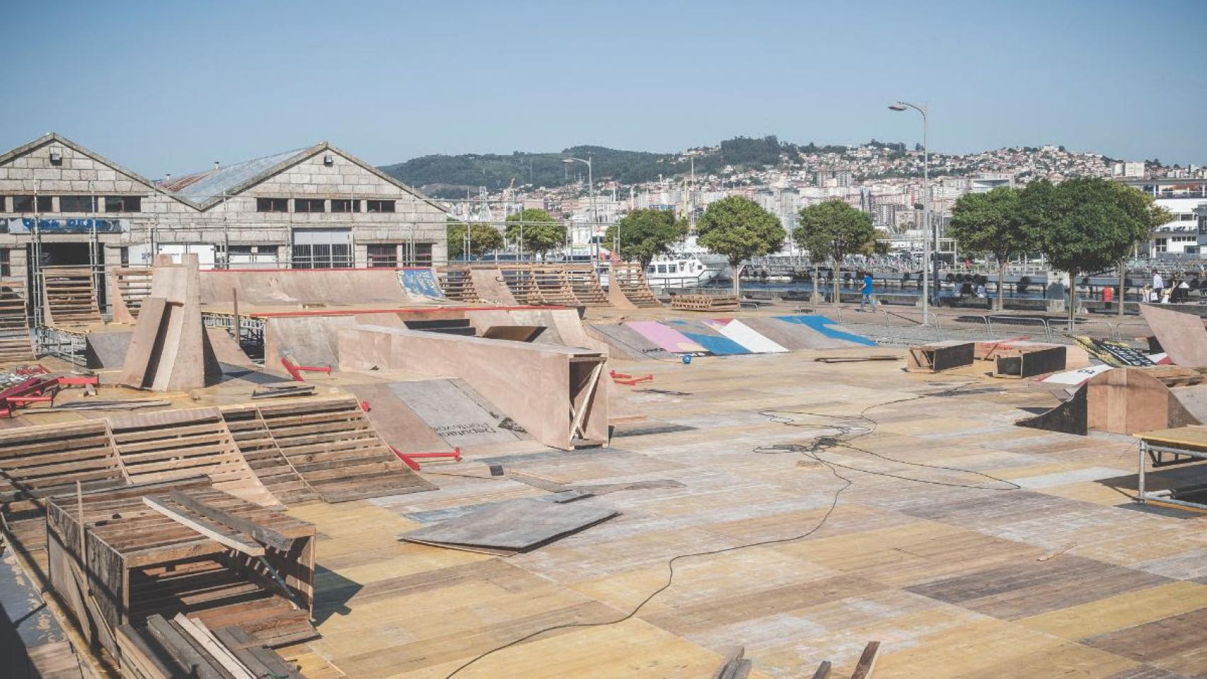 Obras del montaje de la pista de Skate para O Marisquiño 2021.