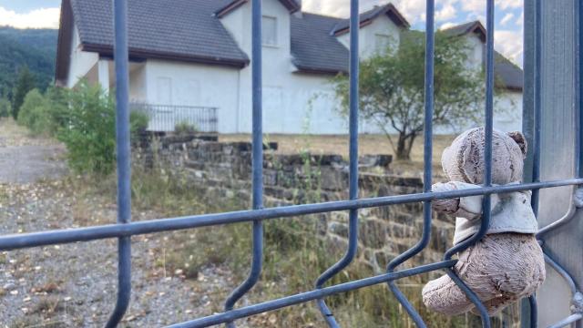 Un osito de peluche recuerda a las víctimas en la puerta del ya clausurado Camping Las NIeves