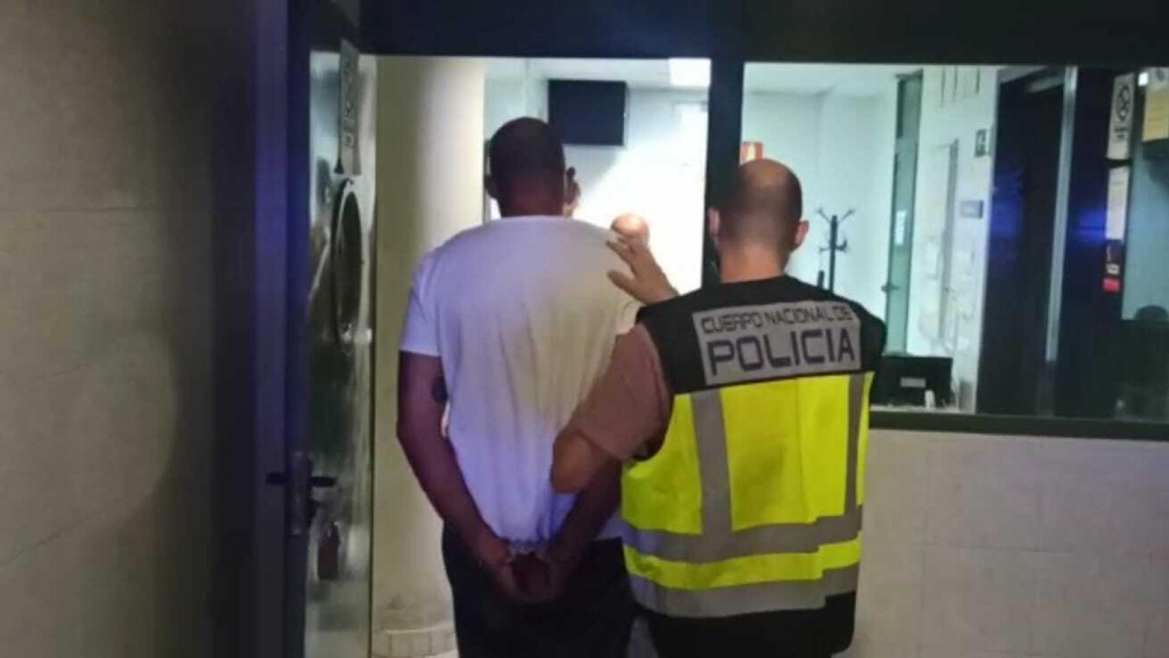 La Policía Nacional detiene a once personas en Elche por un robo de marihuana entre bandas.
