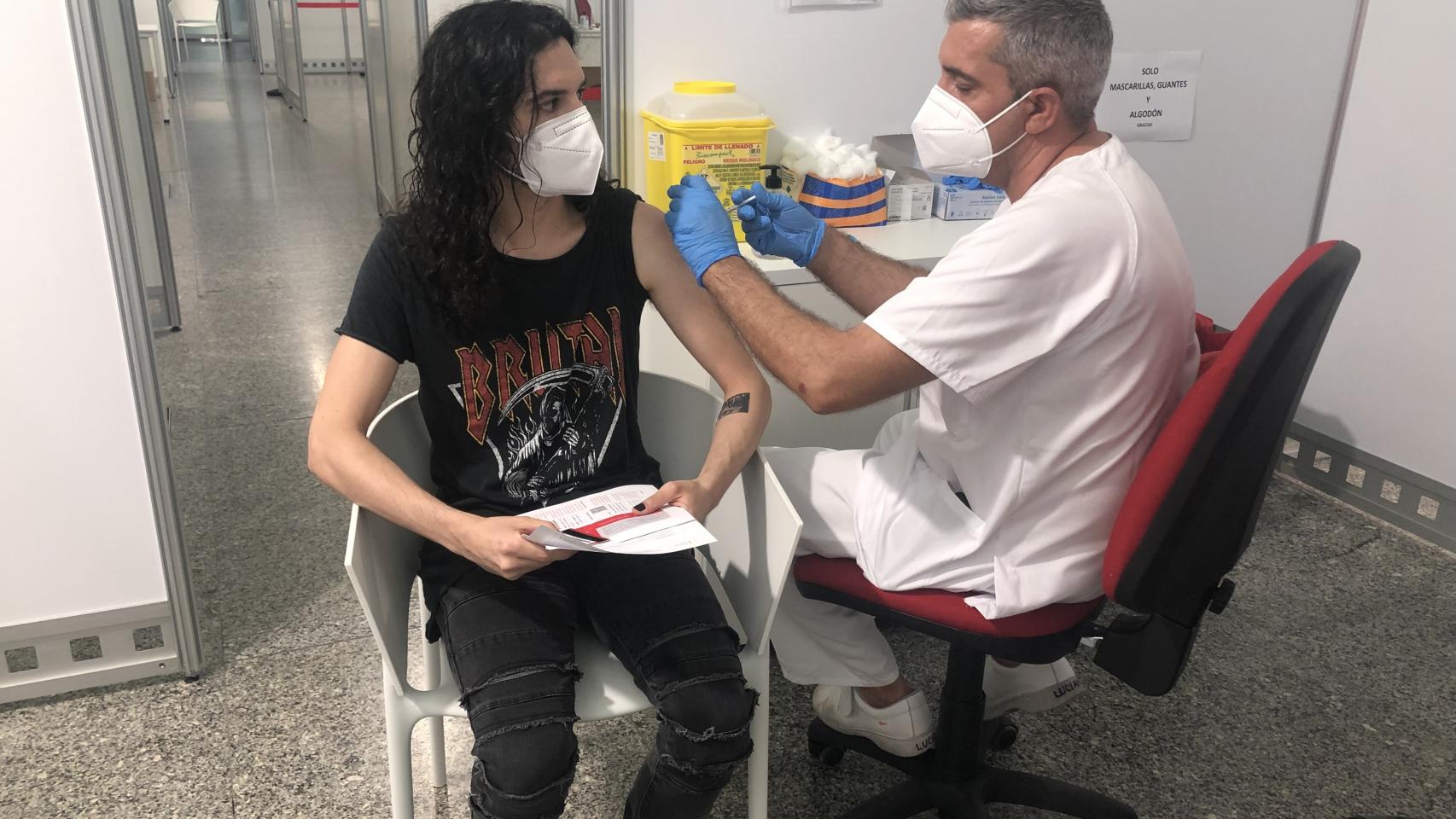 El portavoz de Sanidad del PPCV señala a Puig como responsable del retraso en la vacunación a los jóvenes.