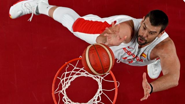 Marc Gasol intentando coger un rebote