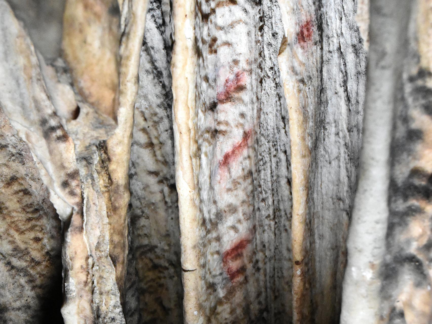 Primer plano de una de las marcas rojas de la cueva de Ardales.