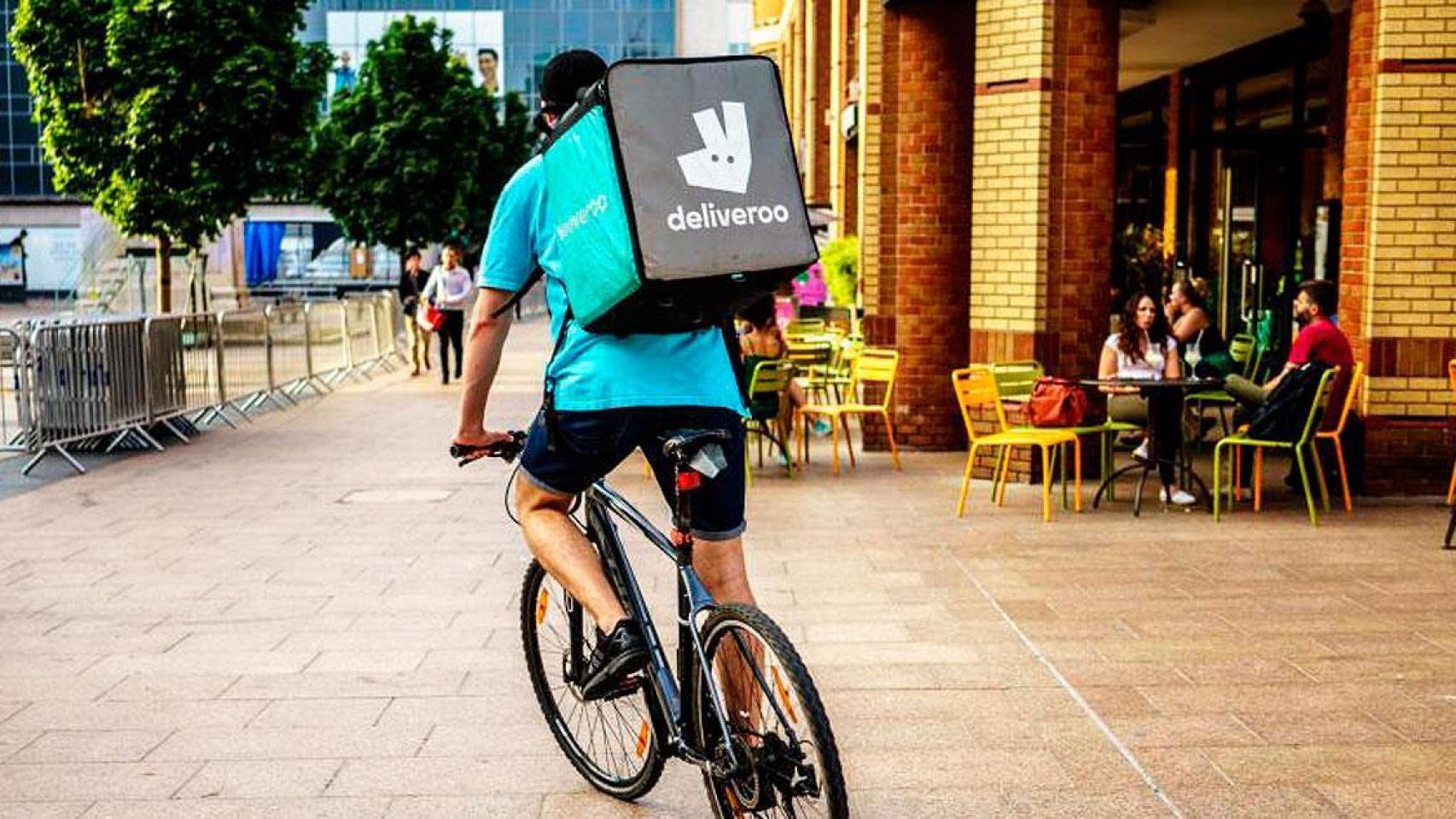 Un repartidor de Deliveroo en bicicleta.