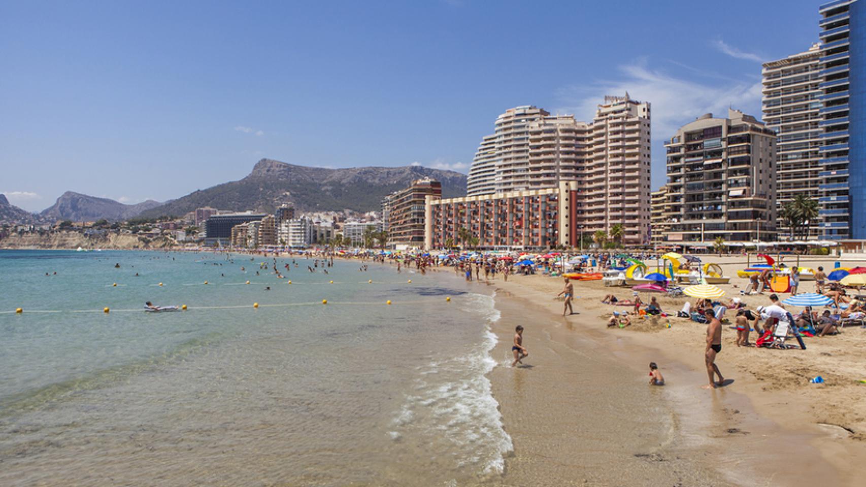 Calpe cierra una de sus playas principales por la rotura de dos conectores fecales.