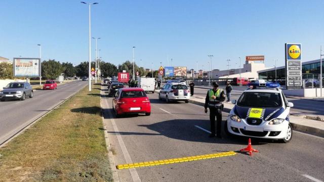La Policía de Santa Pola en un control en Gran Alacant.