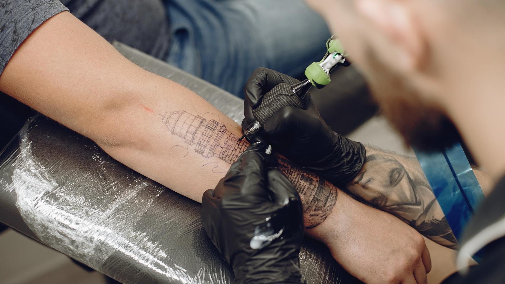 Cómo dormir con tu tatuaje recién hecho: errores más comunes