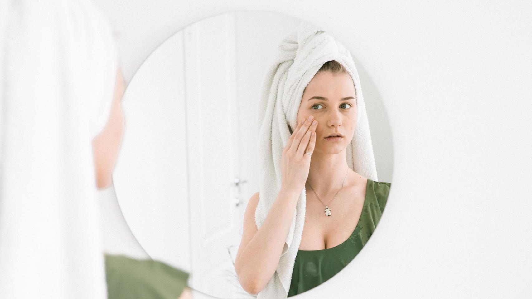 Chica aplicando su rutina de belleza facial.