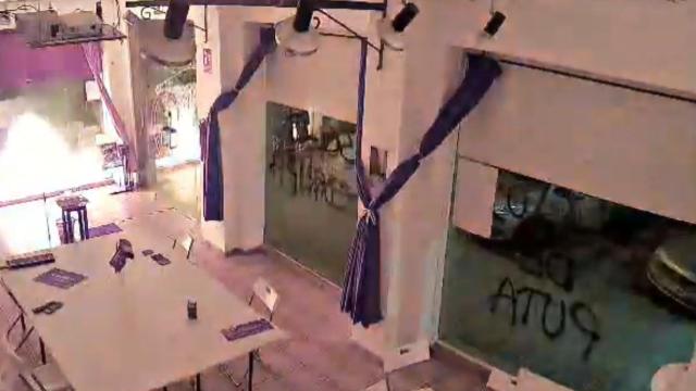 Fotograma del vídeo que Podemos difundió el pasado 2 de abril para demostrar que un desconocido arrojó un cóctel molotov contra su sede de Cartagena.