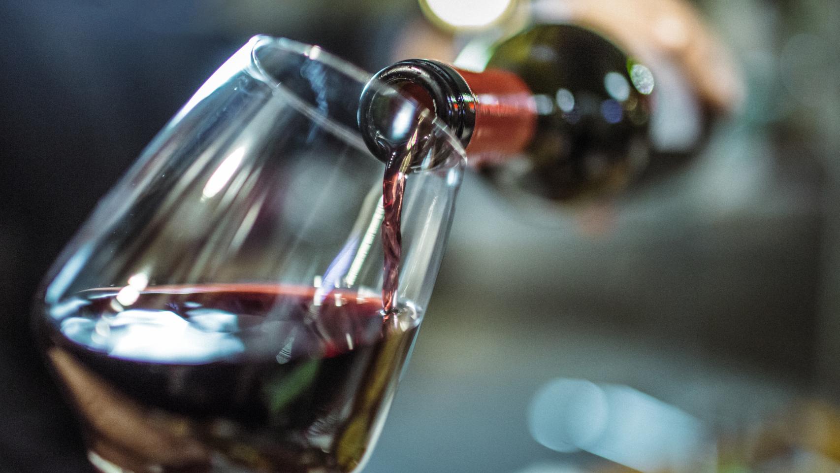 Una copa de vino recién servida.