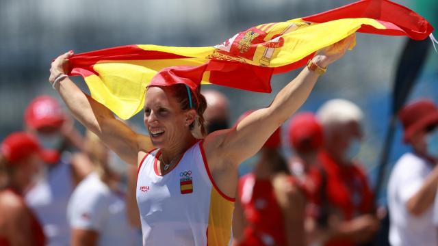 Teresa Portela celebra su medalla de plata en el C1 200 en los Juegos Olímpicos de Tokio 2020