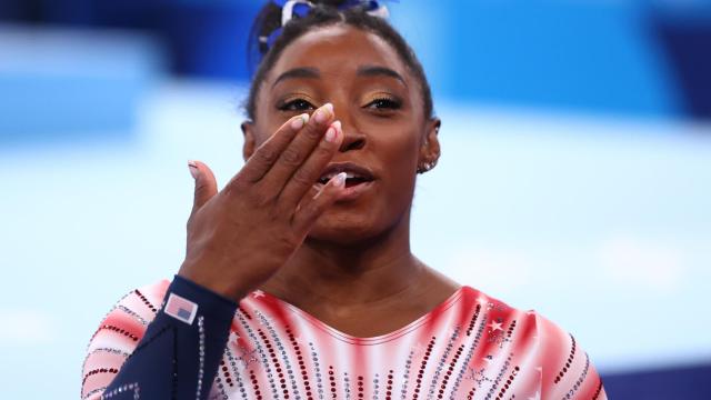 Simone Biles celebra su medalla de bronce
