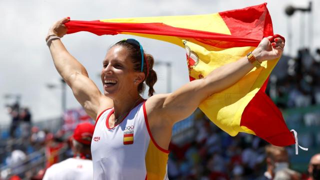 Teresa Portela celebra con la medalla de España su medalla de plata en los JJOO de Tokio 2020