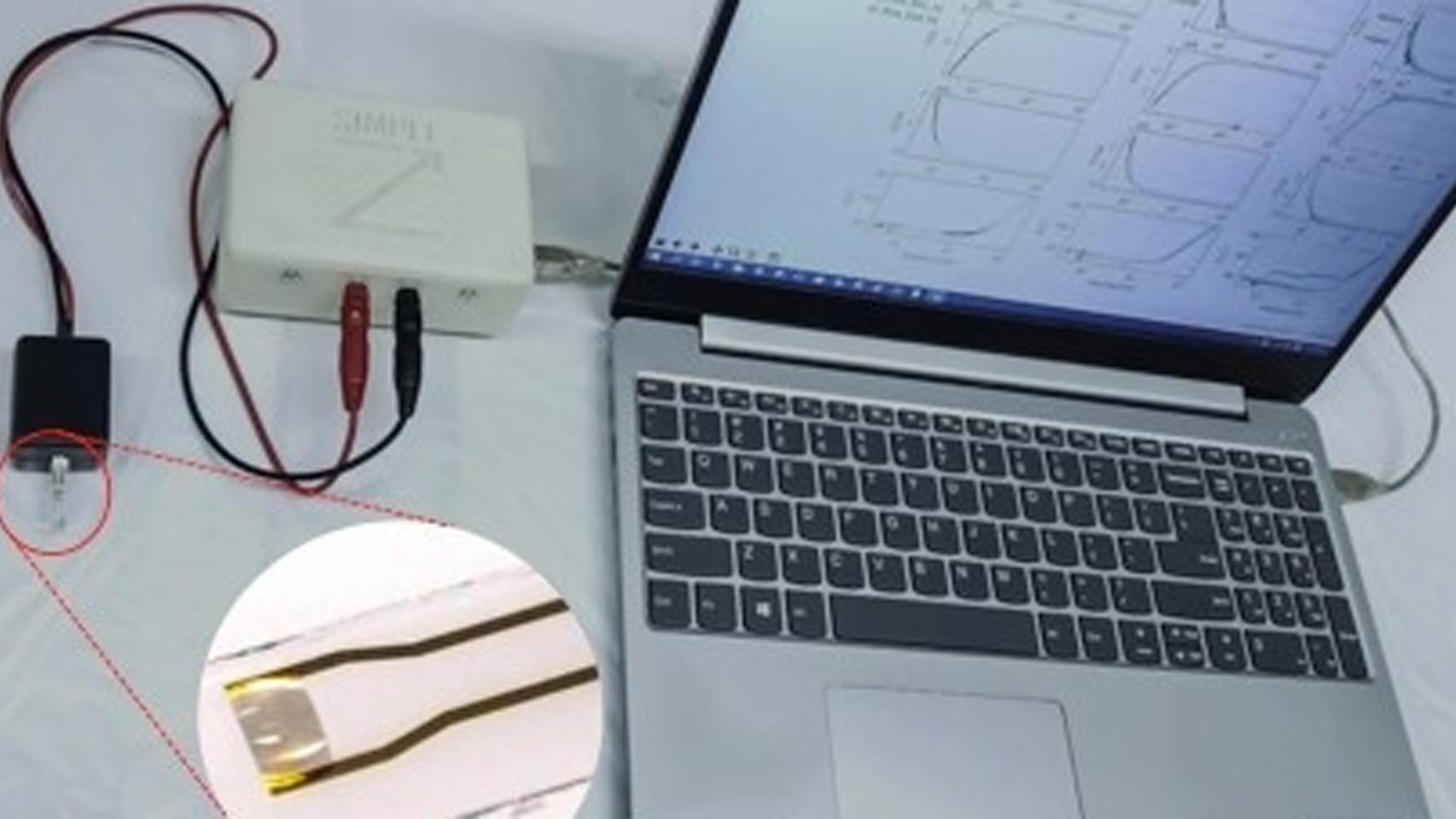 A la izquierda, ampliado, el genosensor que ha desarrollado la Universidad de São Paulo.