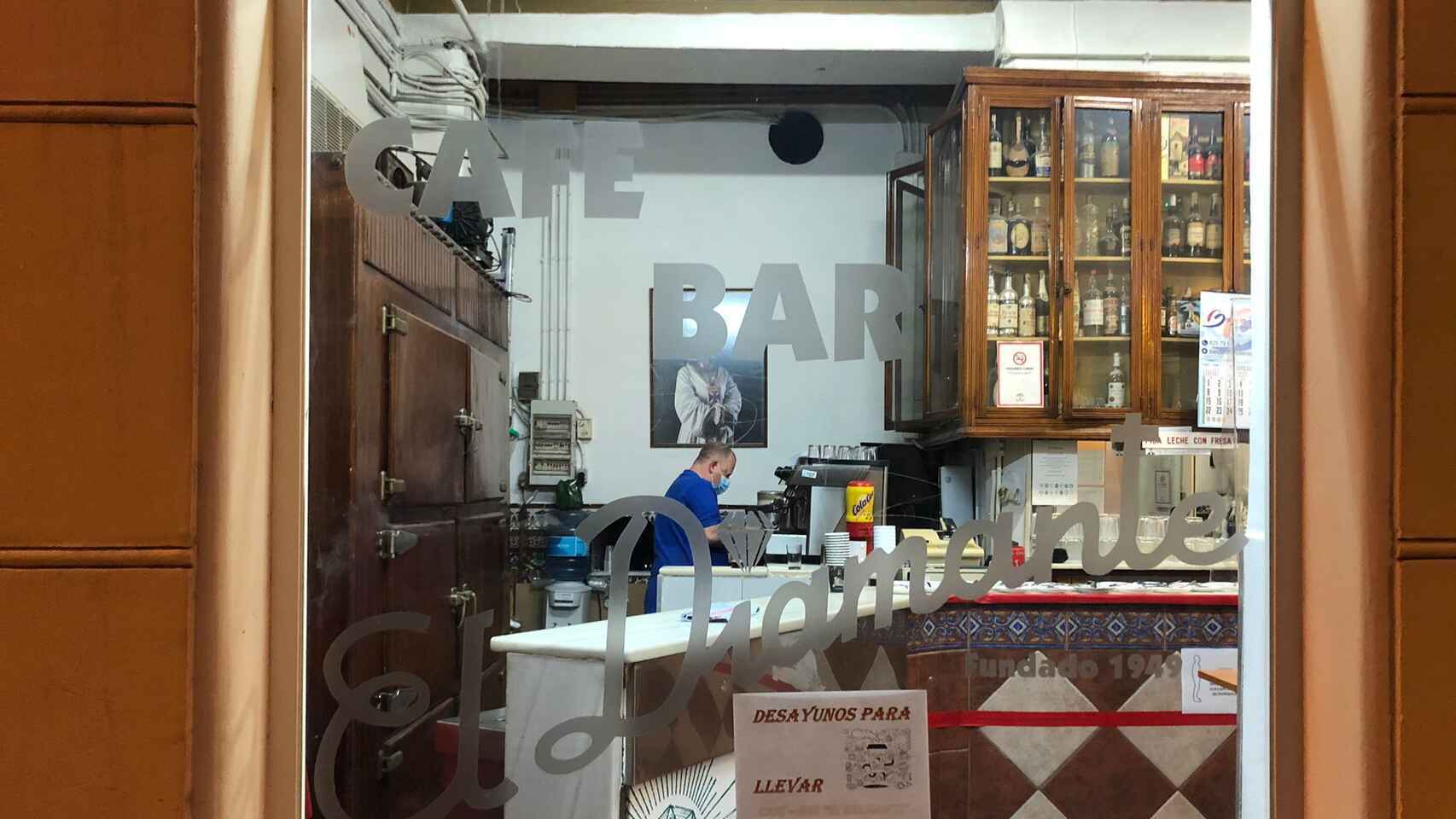 Un trabajador en el interior de un bar.