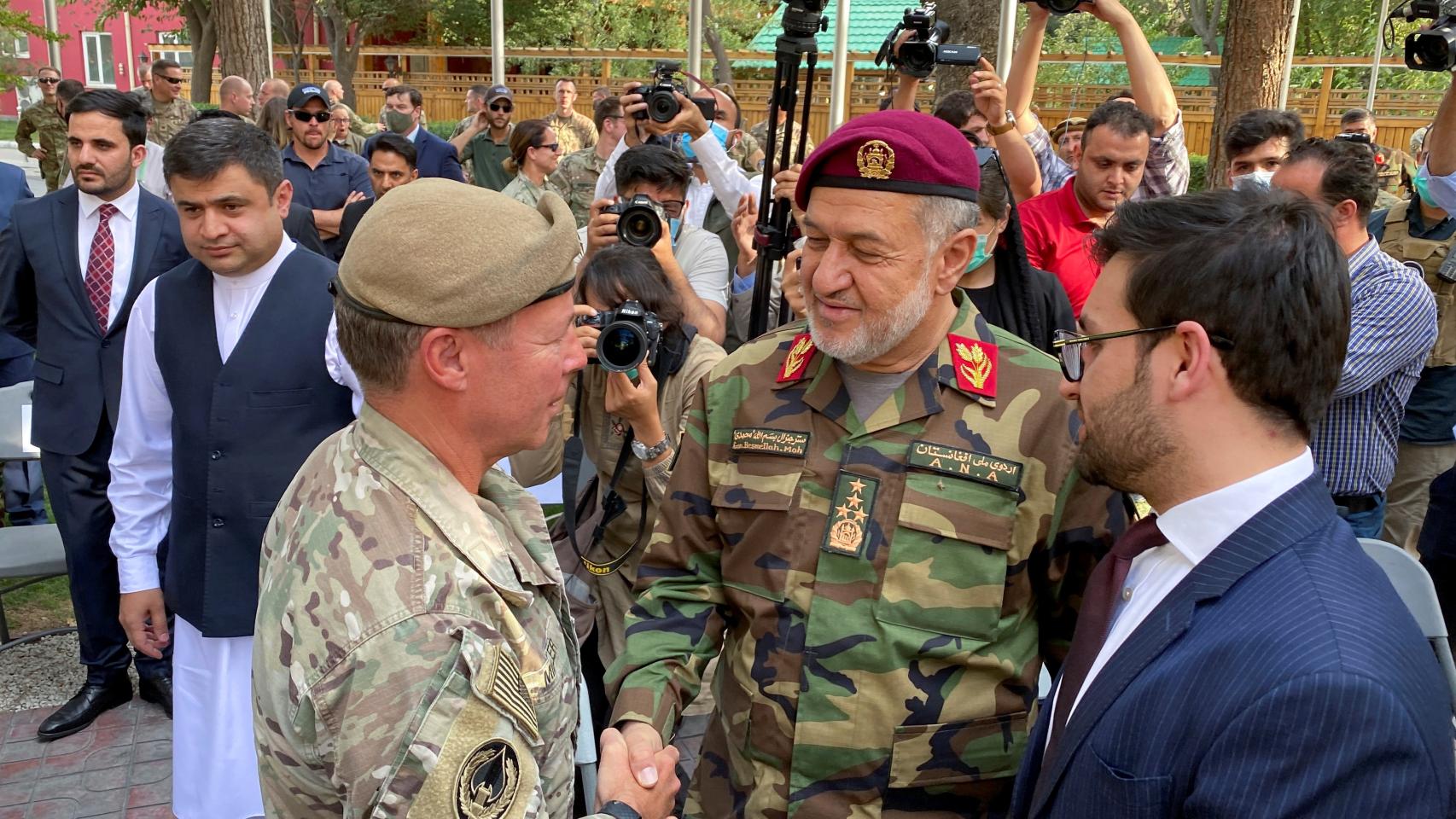 El ministro de Defensa Afgano,Bismillah Khan Mohammadi (d), estrecha la mano del general estadounidense Austin Miller el día de la retirada de las tropas de EEUU.