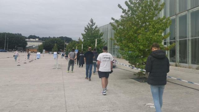 La cola para acceder a la vacunación en Expocoruña.