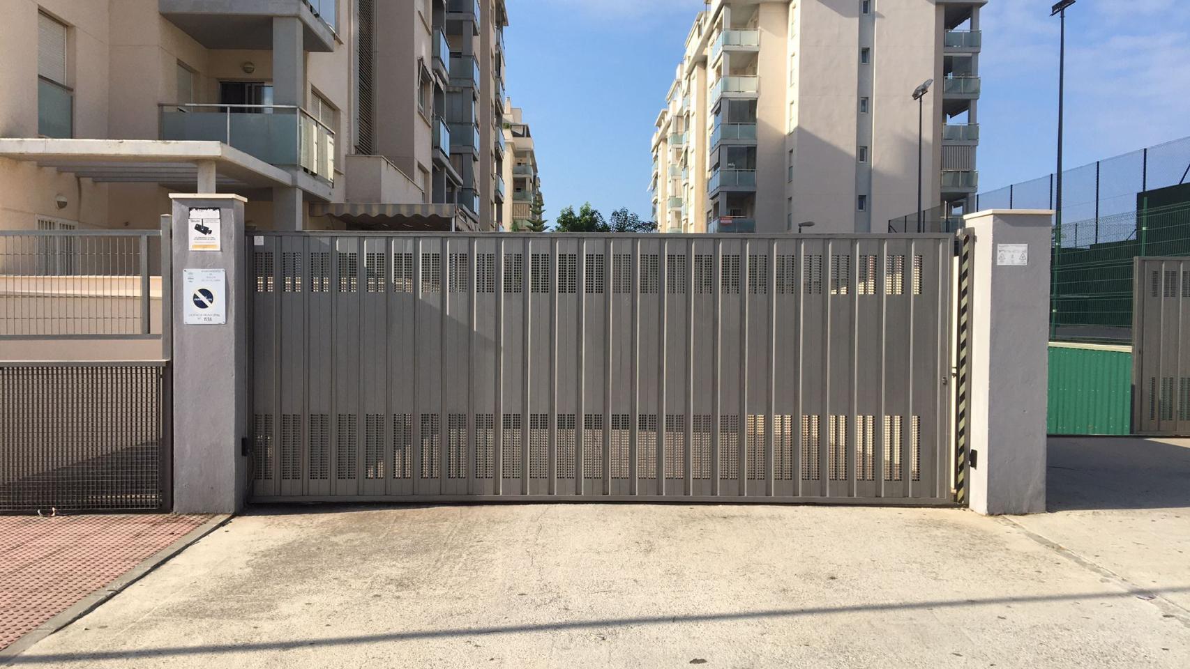 La puerta del garaje de una comunidad de vecinos.
