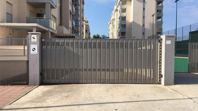 Puerta del garaje donde el asesino bajó el cuerpo de la víctima.