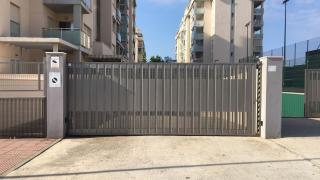 Puerta del garaje donde el asesino bajó el cuerpo de la víctima  junto a un vecino que sospechaba de él.