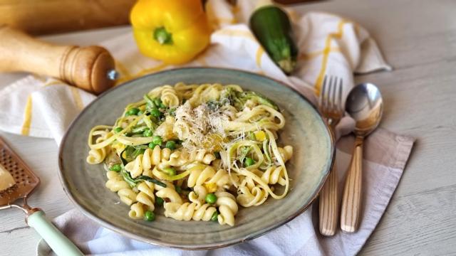 Pasta con verduras de verano, una receta fresca y fácil