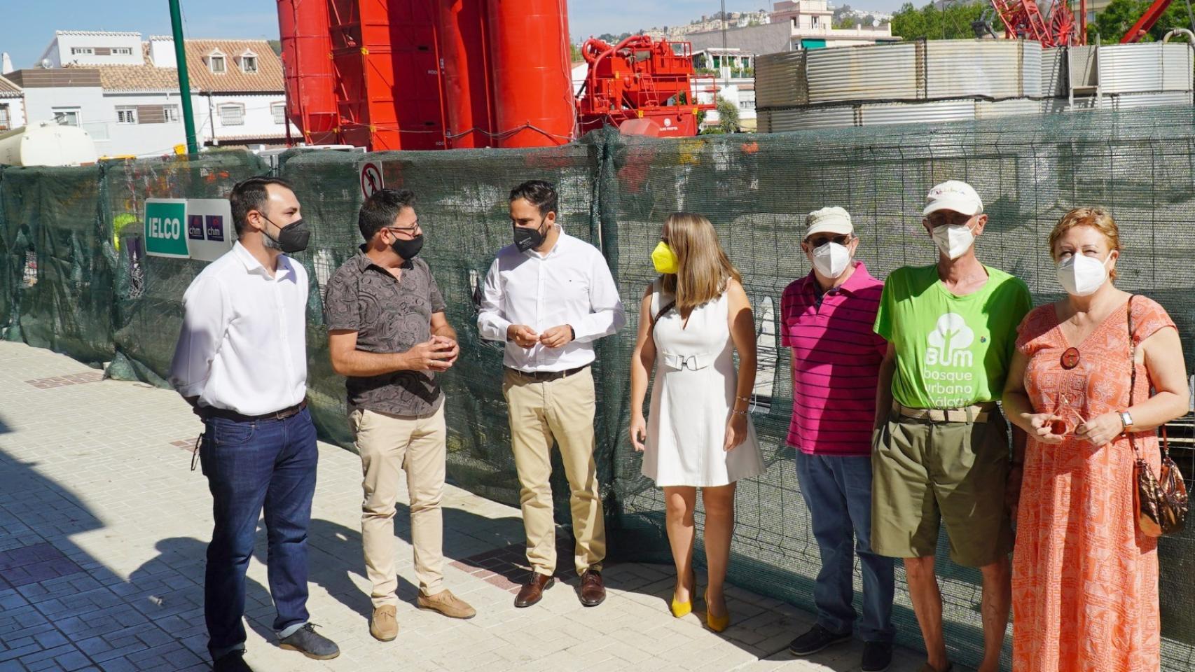 Concejales del PSOE, junto al aparcamiento que se construye bajo el colegio Valle Inclán.