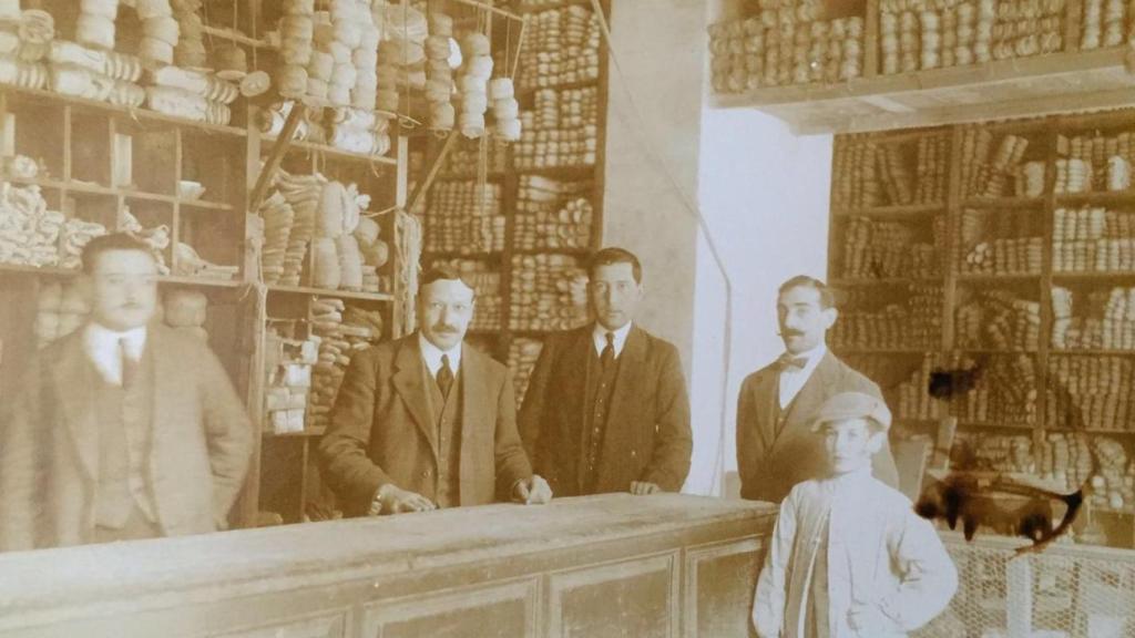 Una imagen del comercio con el anterior dueño.