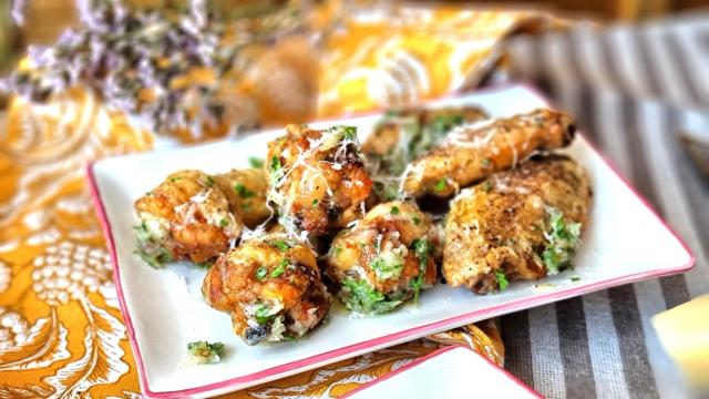 Alitas de pollo a la parmesana, una receta para hacer en horno