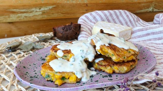 Tortitas de maíz con salsa de yogur, una receta de corn fritters