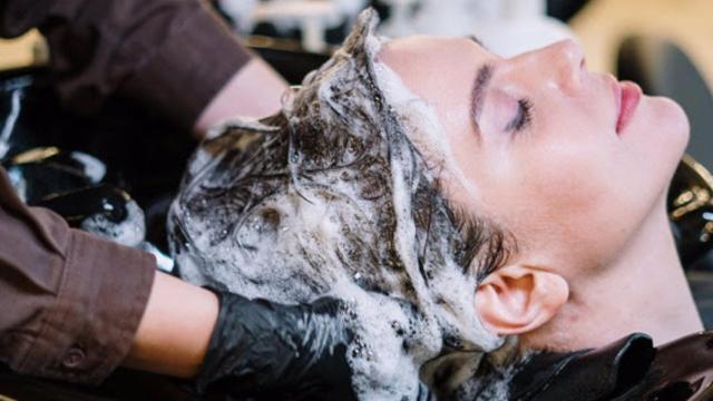 Modelo probando un producto para el crecimiento de su cabello.