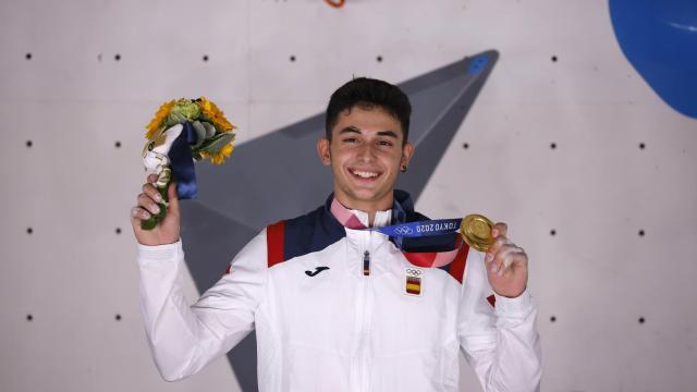 Alberto Ginés posa con la medalla
