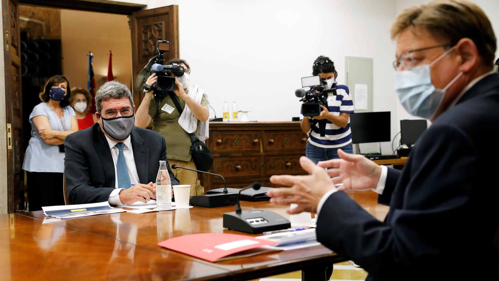 El president de la Generalitat, Ximo Puig (dcha), se reúne con el ministro de Inclusión, Seguridad Social y Migraciones, José Luis Escrivá, este jueves en el Palau de la Generalitat.