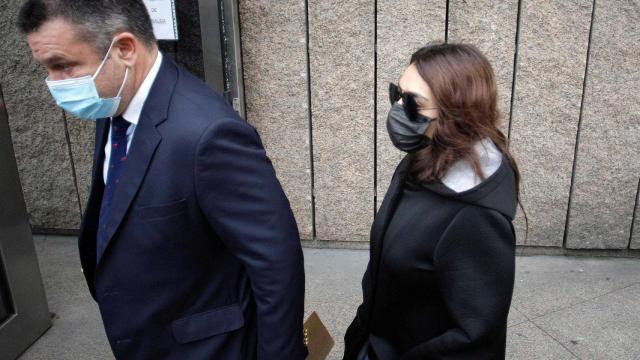 La joven acusada por el crimen de Samuel Luiz a su llegada a los juzgados de A Coruña con su abogado.