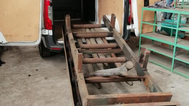La estructura que tres vecinos de A Coruña intentaron robar en una nave en Betanzos.