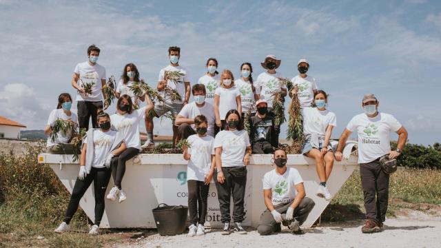 El grupo que participó en la limpieza de la costa de Arteixo (A Coruña).