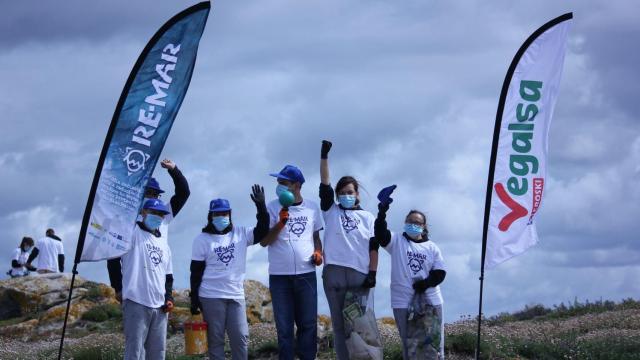 Voluntarios trabajando en la limpieza de los arenales