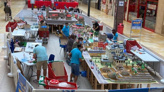 El montaje de la exposición O Camiño a vista de Playmobil.