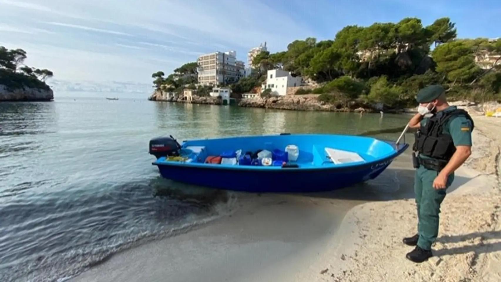 Un guardia civil inspecciona una patera abandonada