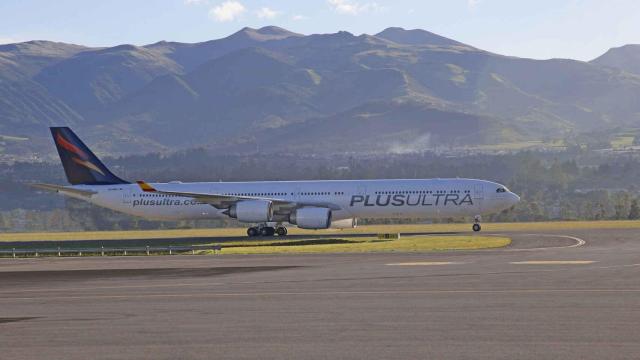 Un avión de Plus Ultra en la pista de un aeropuerto.