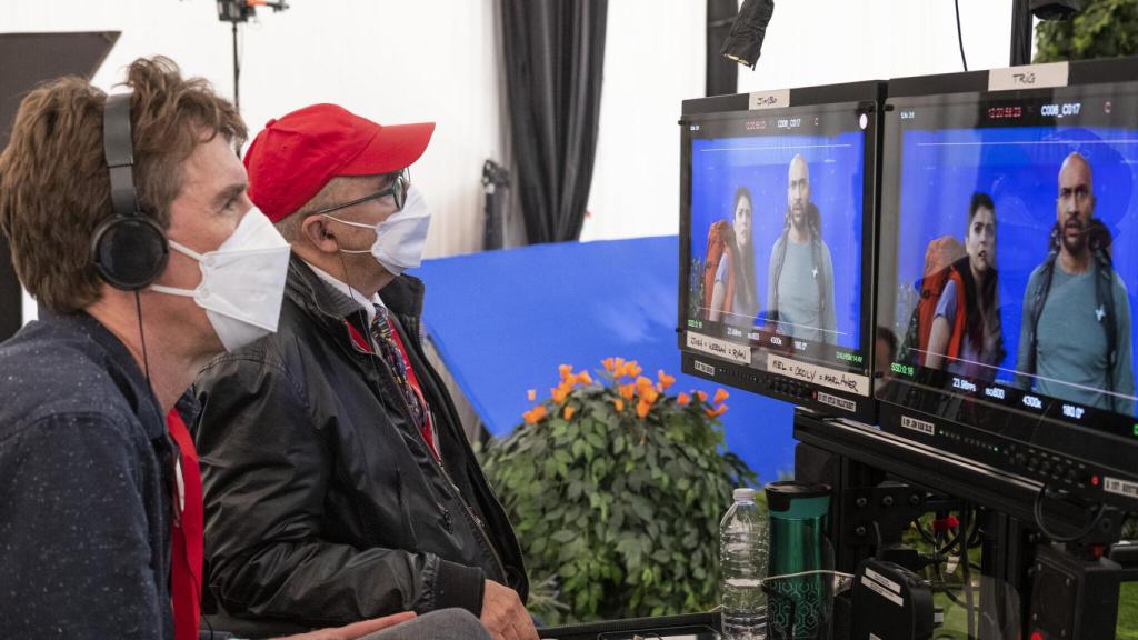 Barry Sonnenfeld rodando 'Schmigadoon!'.