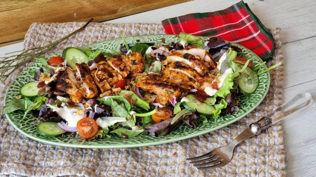 Ensalada de pollo barbacoa, receta en vídeo de una ensalada de verano