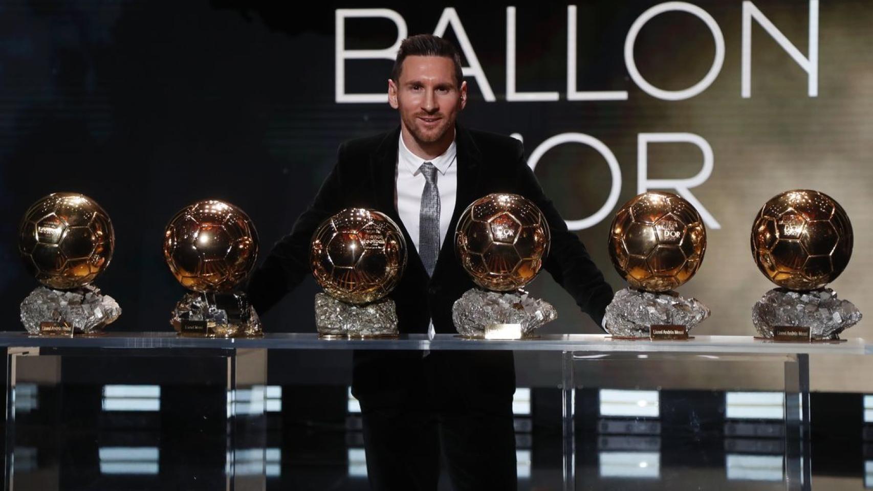 Leo Messi, junto a sus seis trofeos del Balón de Oro