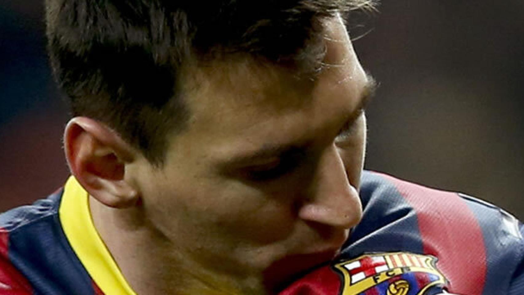 Leo Messi besa elescudo del Barcelona