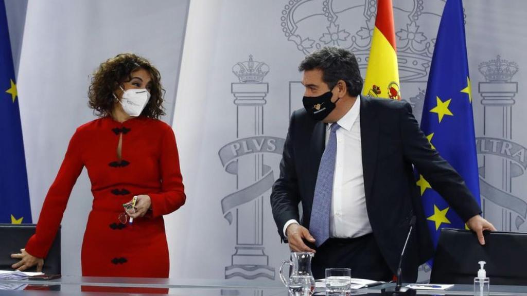 María Jesús Montero, ministra de Hacienda, y José Luis Escrivá, de Seguridad Social, en Moncloa.