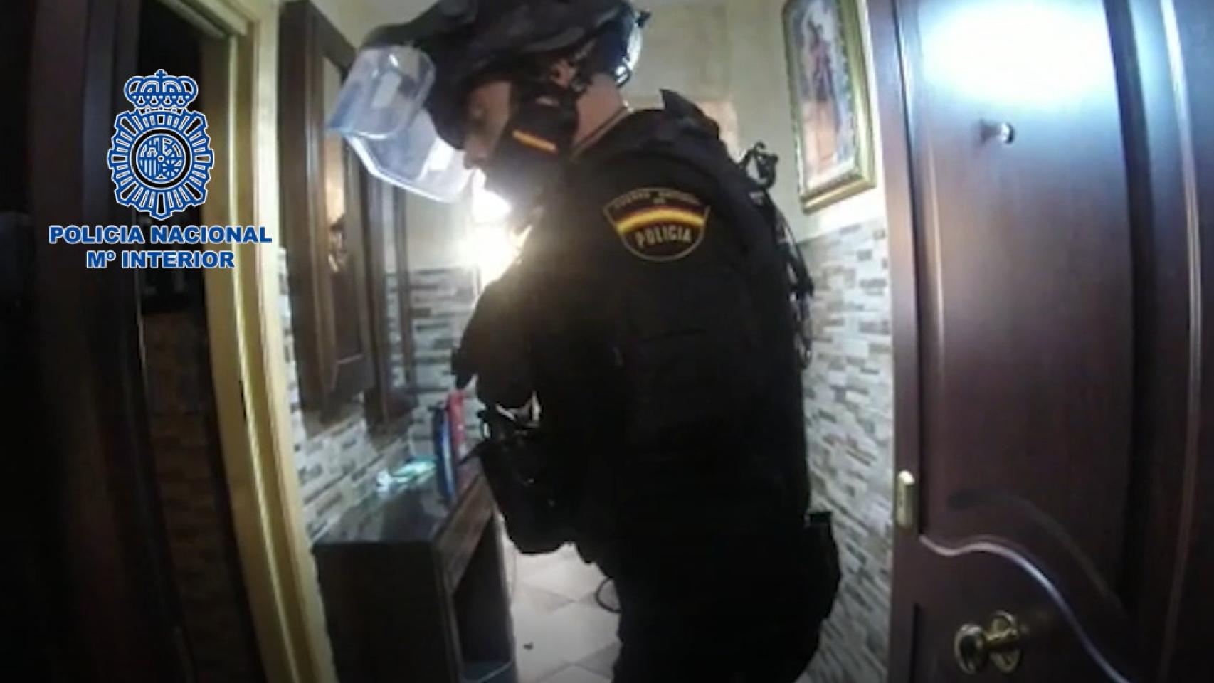 Un agente en el desmantelamiento de un punto de venta de drogas en un piso de Las Albarizas.