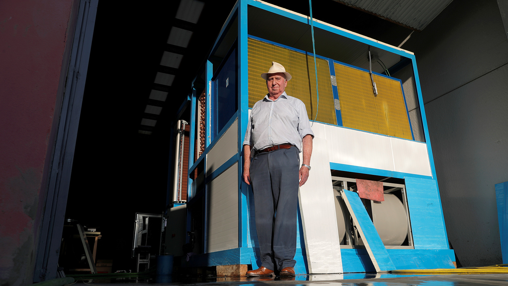 Enrique Veiga, con su máquina.