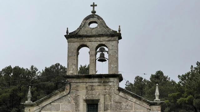 Imagen de la capilla con solo una campana.