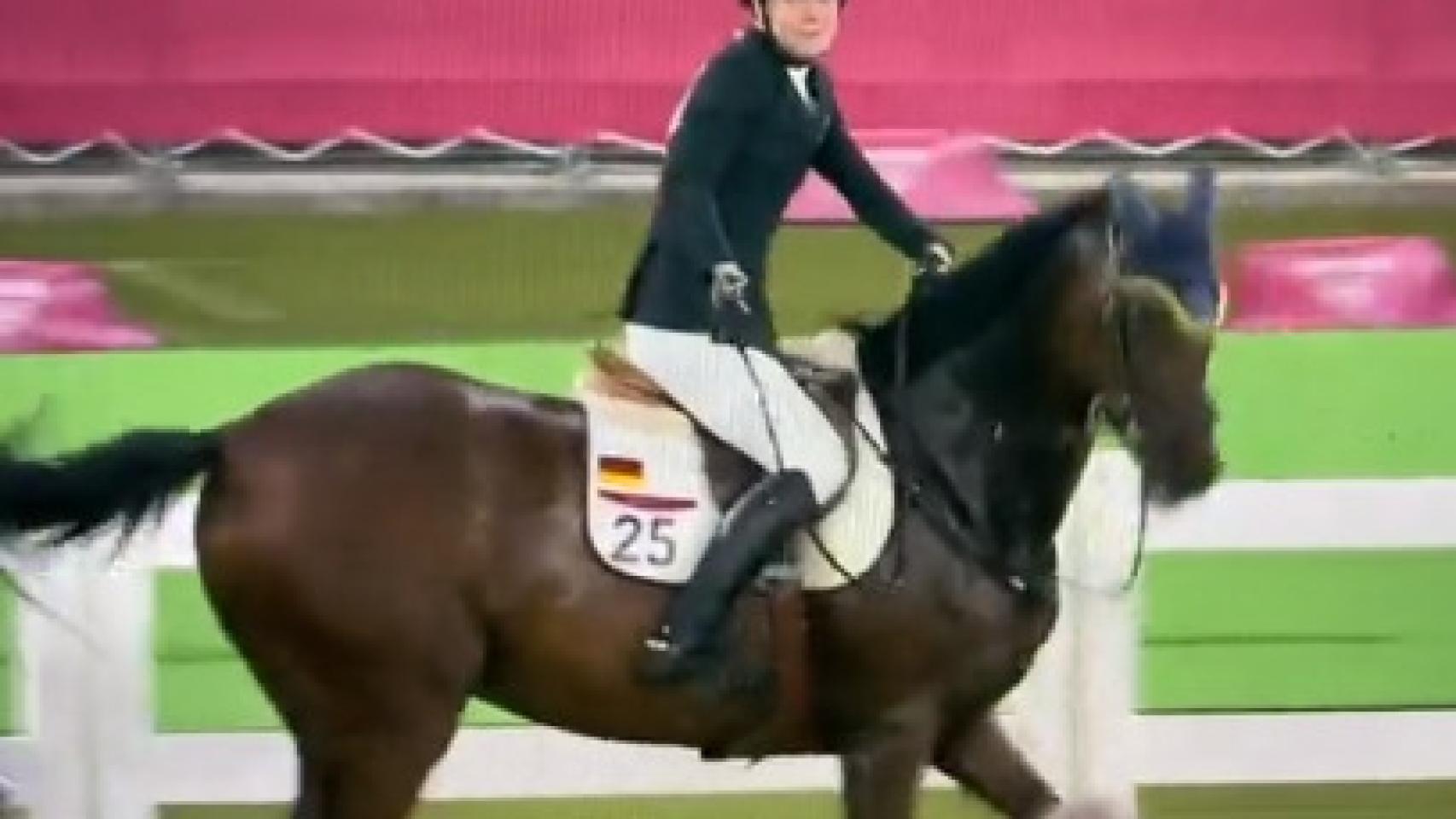 Annika Schleu durante la prueba ecuestre
