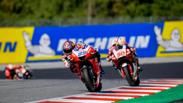 Jorge Martín sale de una curva seguido de Takaaki Nakagami, en el Red Bull Ring de Spielberg.