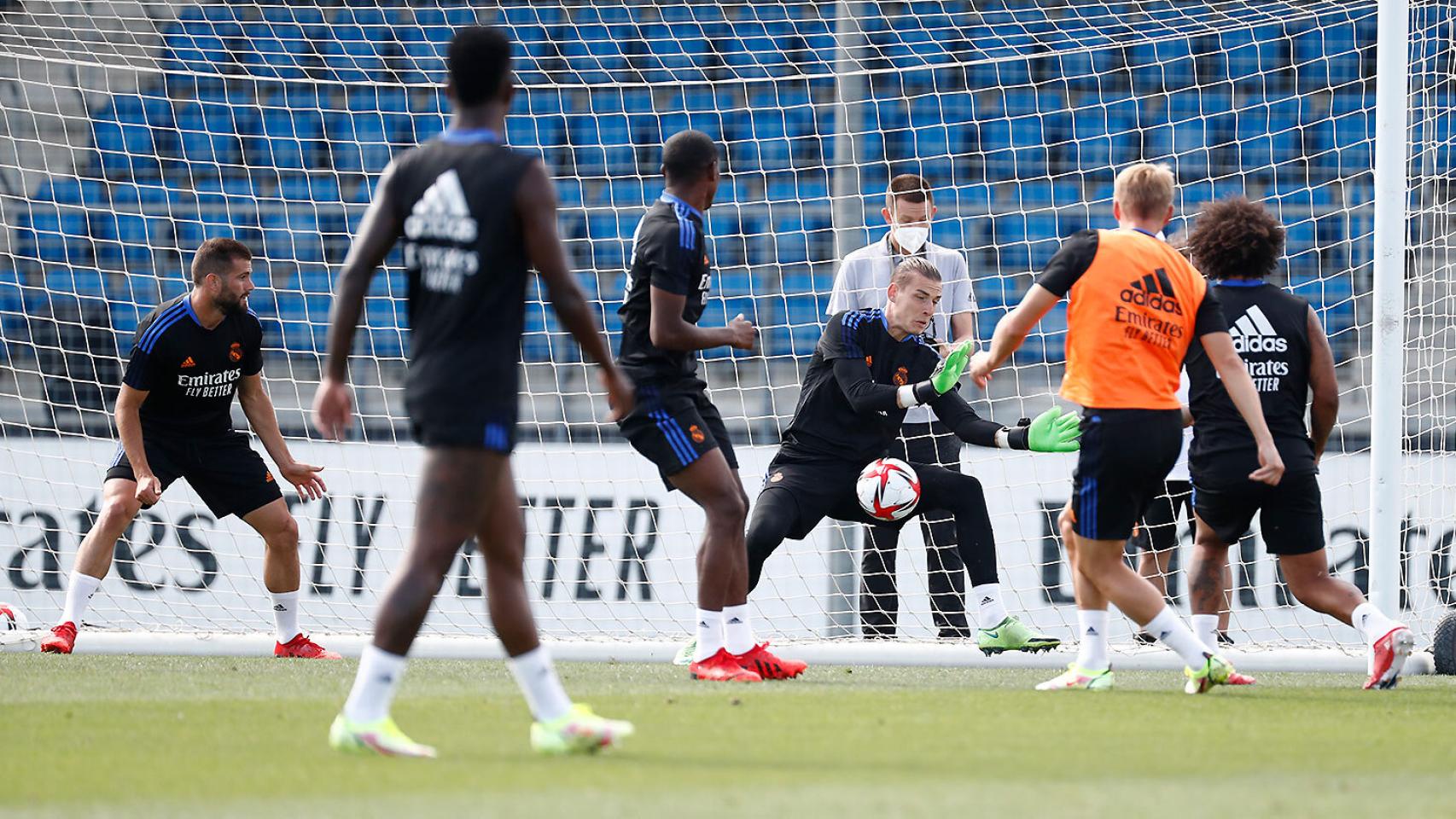 Lunin realizando una parada en el entreno del Real Madrid